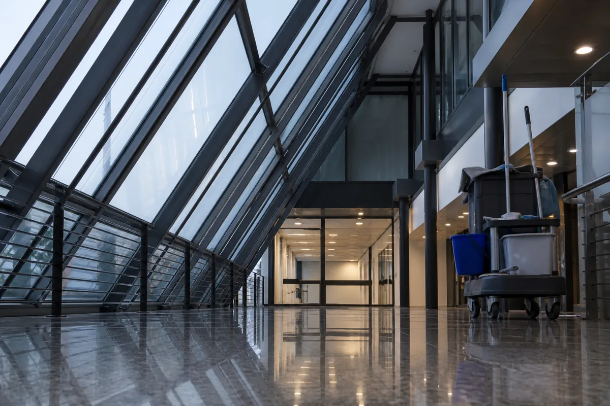 Verrière de hall vue depuis le sol, structure métallique et vitrages inclinés